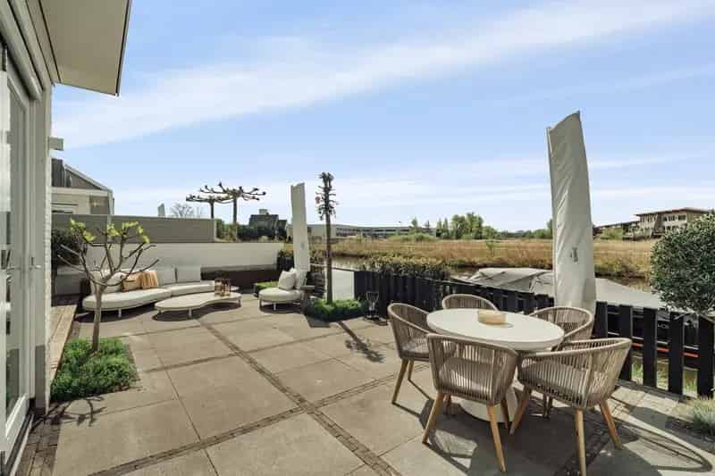 Luxe Tweekapper Aan De Zaan Met Privesteger