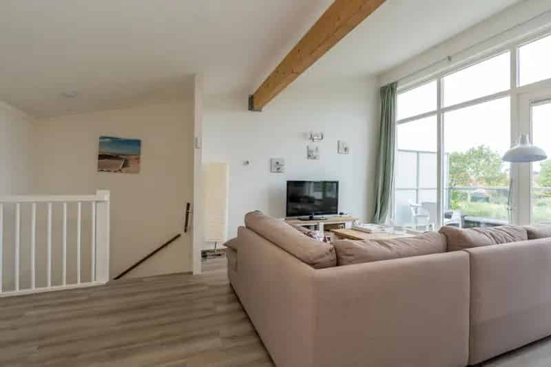 Eilandwoning aan Krammer-Volkerak te Oude-Tonge