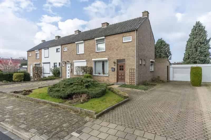 Hoekwoning te renoveren Broeksittard 3 slaapkamers tuin garage