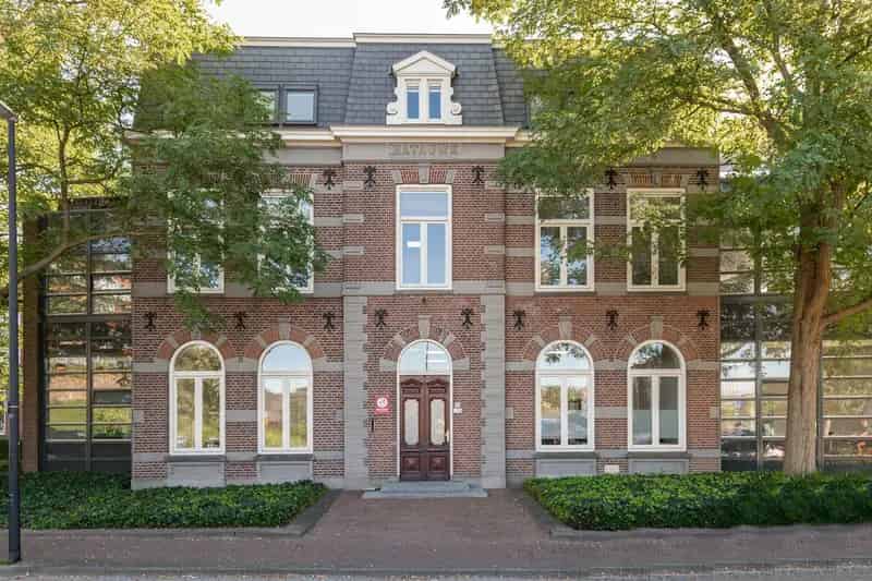 Kantoorruimte Tiel: Unieke Maanvormige Ruimte Nabij Stadscentrum