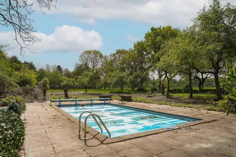 Woonboerderij Vught: Twee woningen, zwembad, schuur