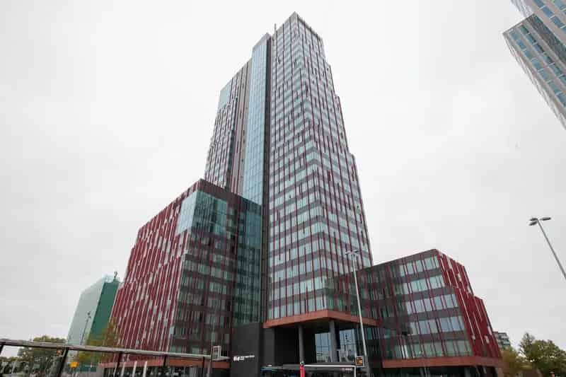 Werkplekken huren Almere: Moderne ruimtes nabij station Centrum