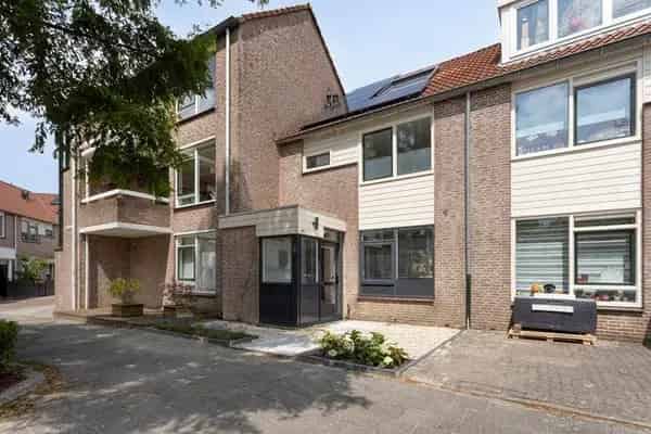 Huis Poortwachter Amstelveen: Centrale ligging nabij winkels