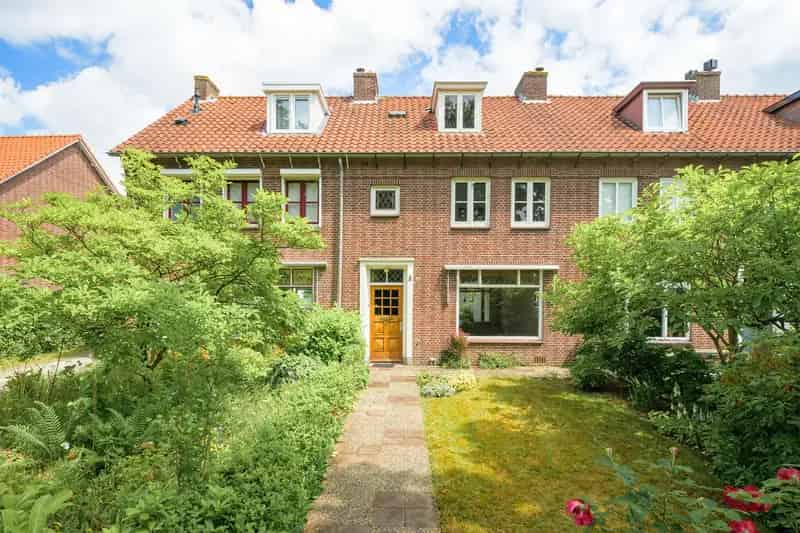 Huis te koop Breda Overakker: Ruime 4-kamer woning met grote tuin