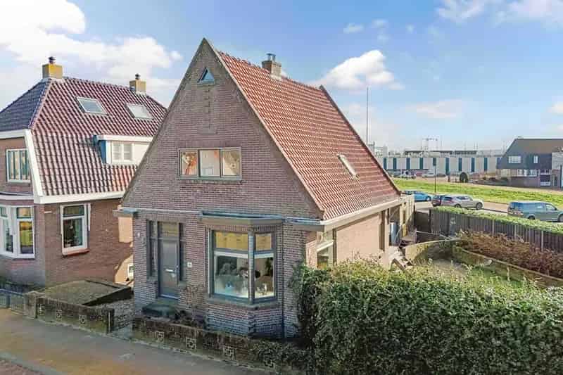 Lemmer Centrum: Vrijstaande woning 1930 met souterrain en tuin