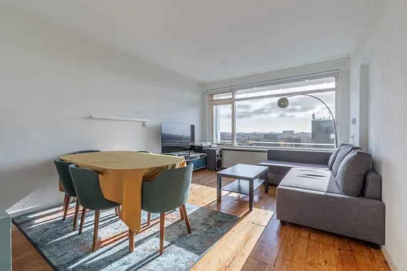Amsterdam Penthouse te koop: Licht 2 slaapkamer appartement met balkon