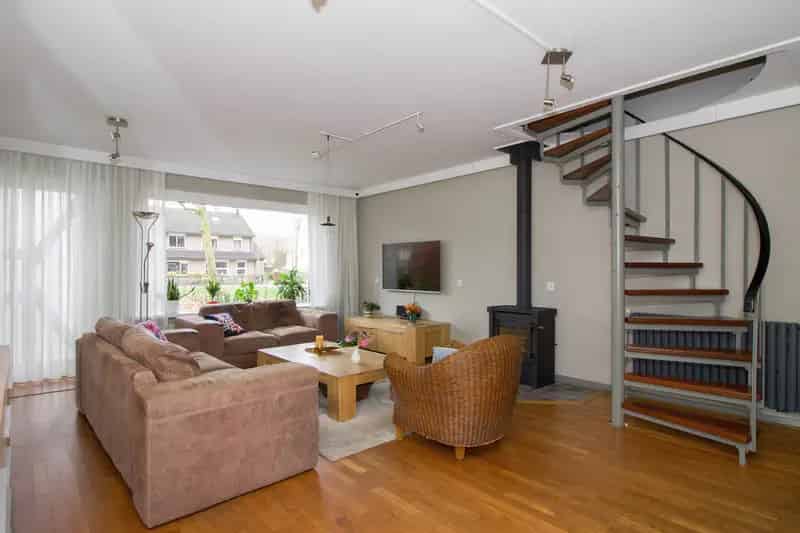 Ruime Hoekwoning Aan Het Water Met Garage En Grote Berging
