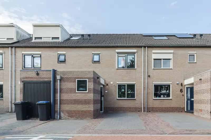 Huis te koop Schiedam: Ruime 5-kamer woning met tuin en parkeerplaats