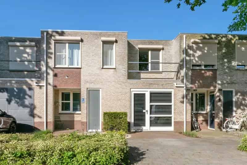 Ruime Tussenwoning met Kantoor aan Huis nabij Centrum Weert