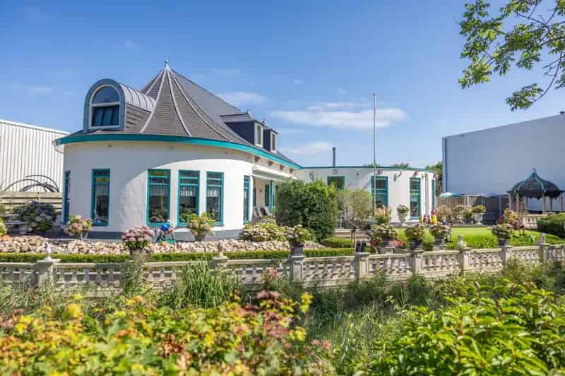 Bedrijfsruimte met Woonhuis te Den Burg