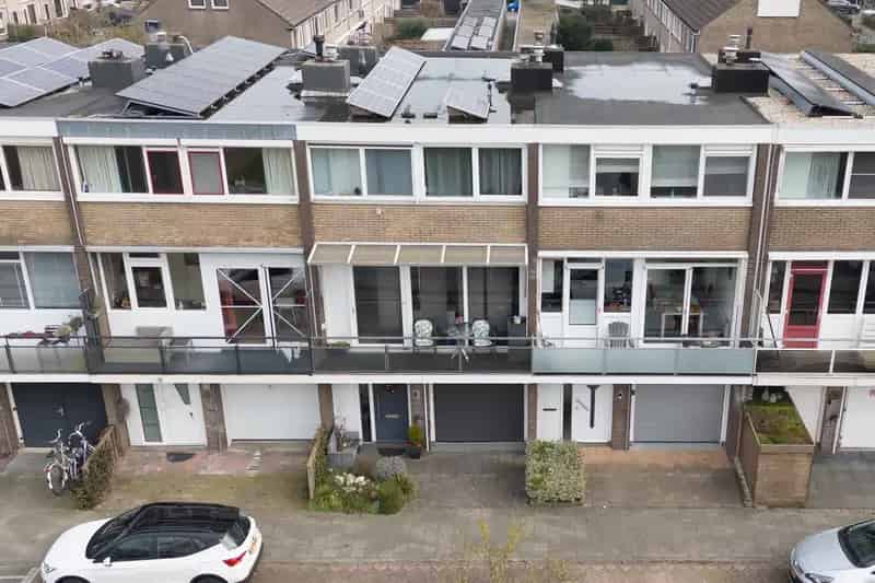 Huis te koop Wormer Kemphaanstraat: Ruime woning met tuin aan het water