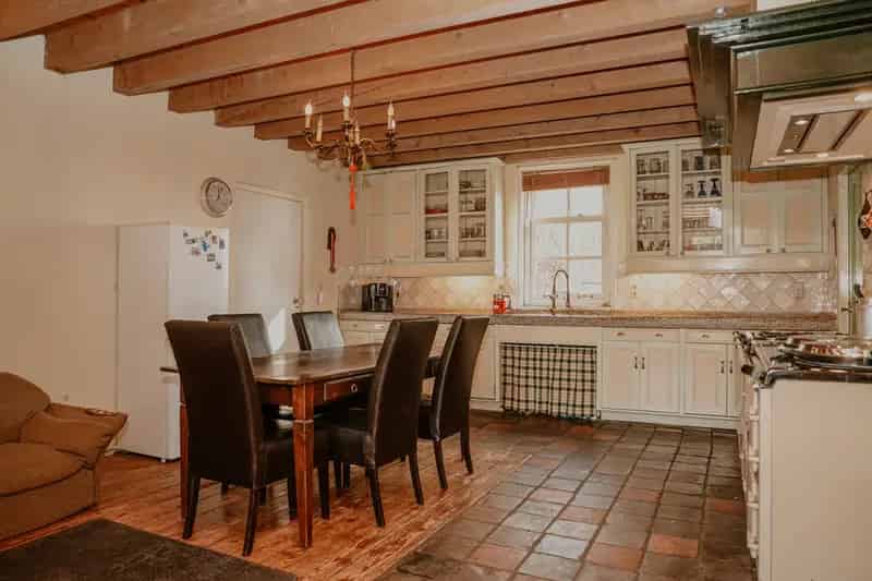 Uniek woonhuis Vianen: karaktervol huis met voorhuis en ruim perceel