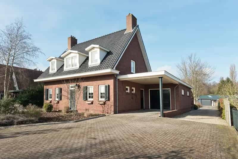 Moderne Gasloze Villa Aalsmeer met Zwembad en Ruime Loods