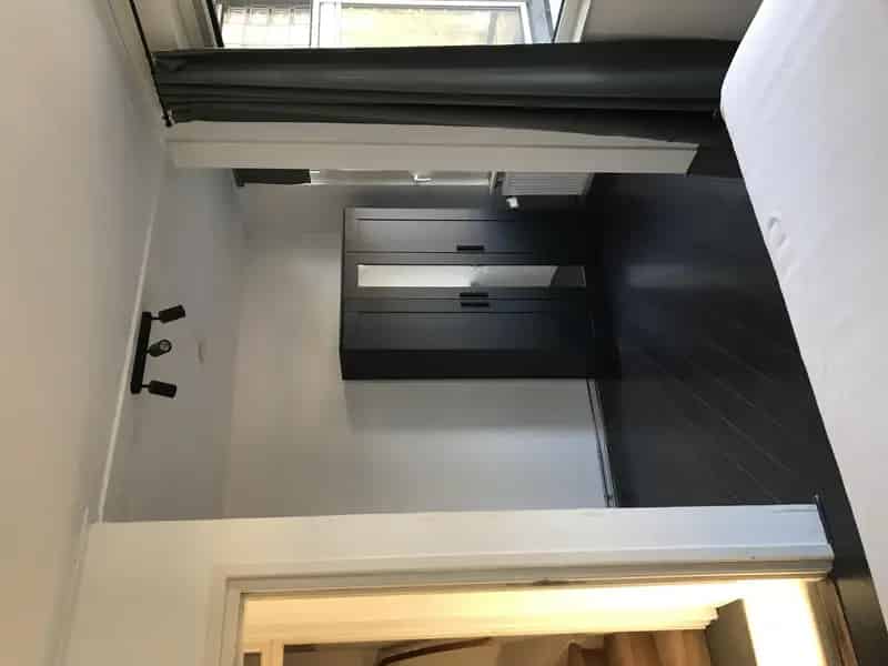 Prachtige kamer met balkon en groen uitzicht