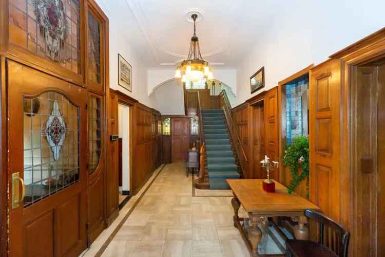 Luxe Stadsvilla Den Haag: Rijksmonument met Lift en Tuin