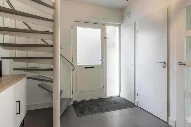 Riante 5 Slaapkamers Tweekapper Best Nabij NS Station