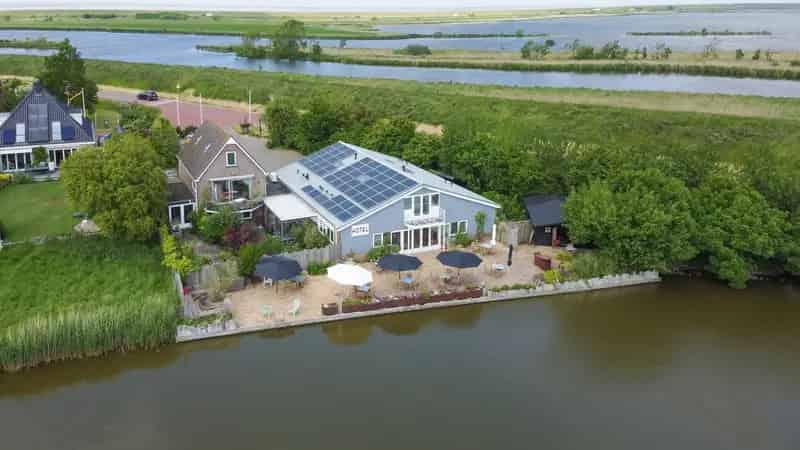 Uniek Woonhuis met Pension aan het Water in Hollands Kroon