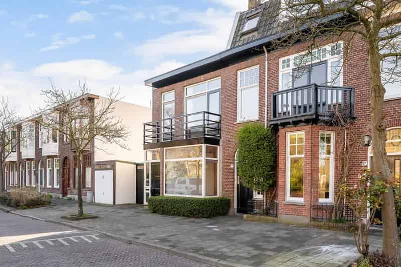 Huis te koop Delft Laan van Altena: Ruime gezinswoning met garage en mogelijkheden