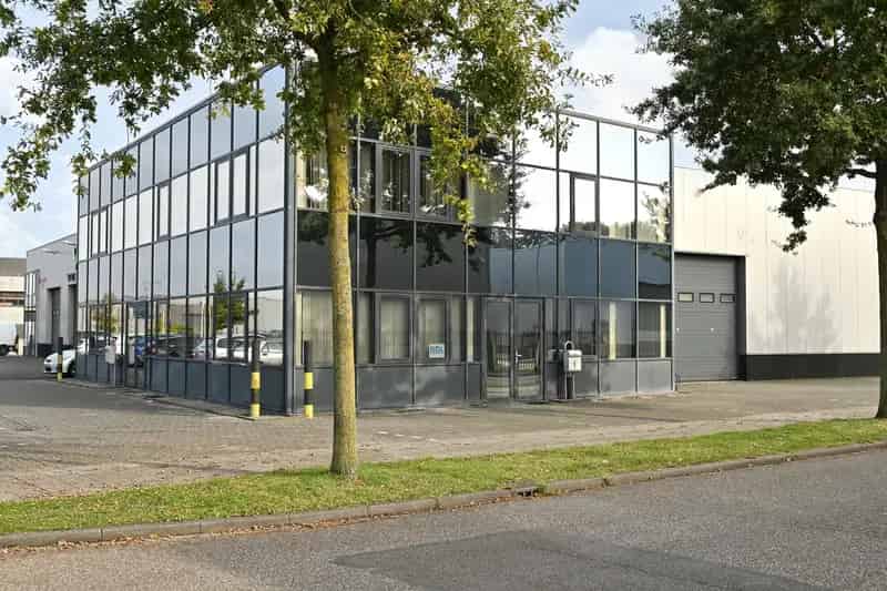 Bedrijfshal Halsteren te koop: modern pand met kantoorruimte