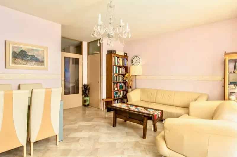 Gemeubileerd 4-slaapkamer appartement Houtwijk