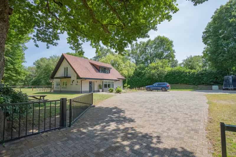Luxe Vrijstaande Woning met Paardenstallen nabij A12