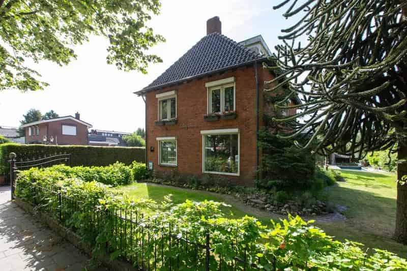 Ruime Vrijstaande Woning met Bijgebouw en Zwembad te koop