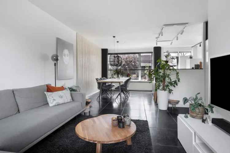Moderne Tussenwoning in Oost met Carport en Ruime Tuin
