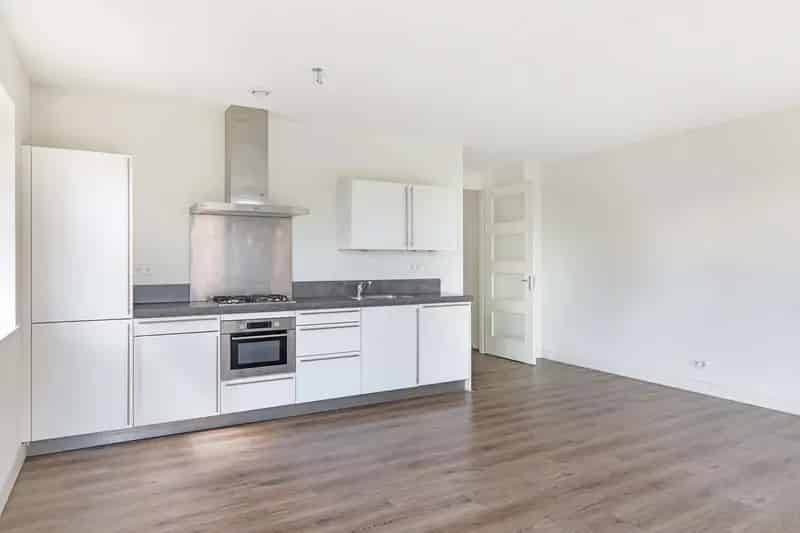 Boven de Hoven: Ruim Appartement 83m² met Balkon en Uitzicht