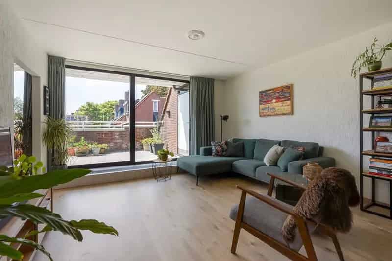 Ruim 3-kamerappartement met 2 Zonneterrassen te koop in Zoetermeer