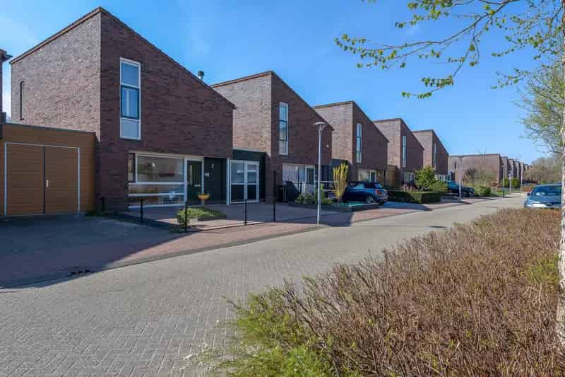 Huis te koop Almere: Ruime 3 Slaapkamers, Energiezuinig, Tuin op het Zuidwesten