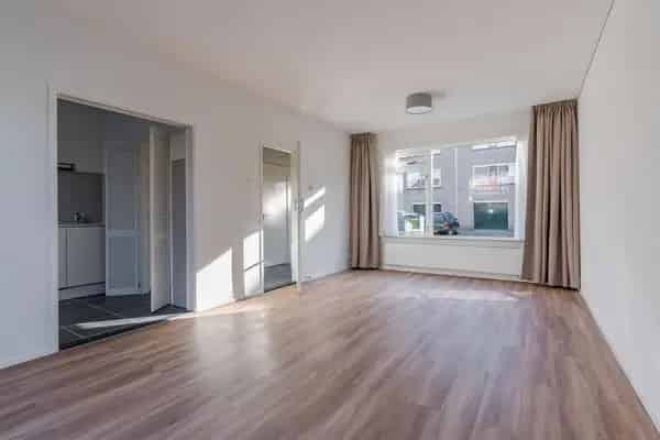 4 Slaapkamers 2 Badkamers Tussenwoning Zonnige Tuin Gerenoveerd
