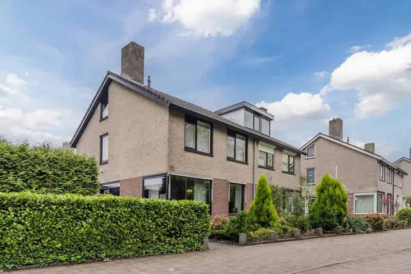 Ruime Halfvrijstaande Woning 4 Slaapkamers Dubbele Garage