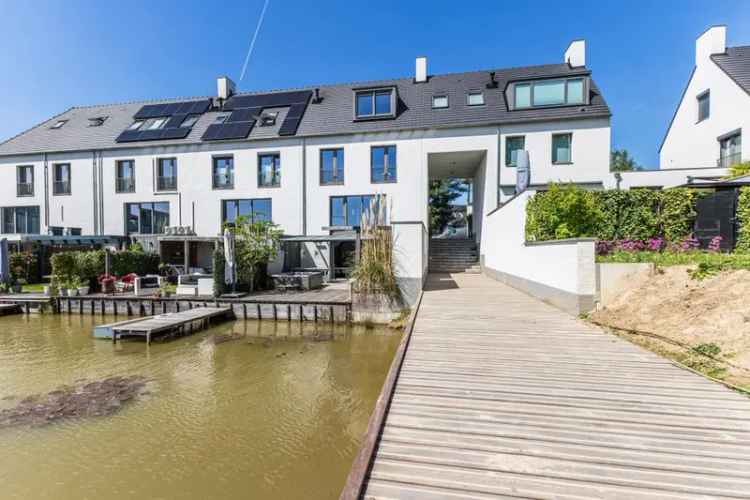 Tussenwoning Meerhoven: 3 slaapkamers, luxe badkamers, terras aan het water, energielabel A+