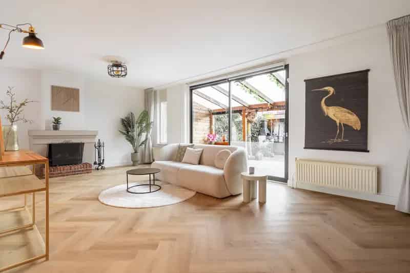 Huis te koop Almere: Ruime 4-slaapkamer woning met moderne keuken en diepe tuin