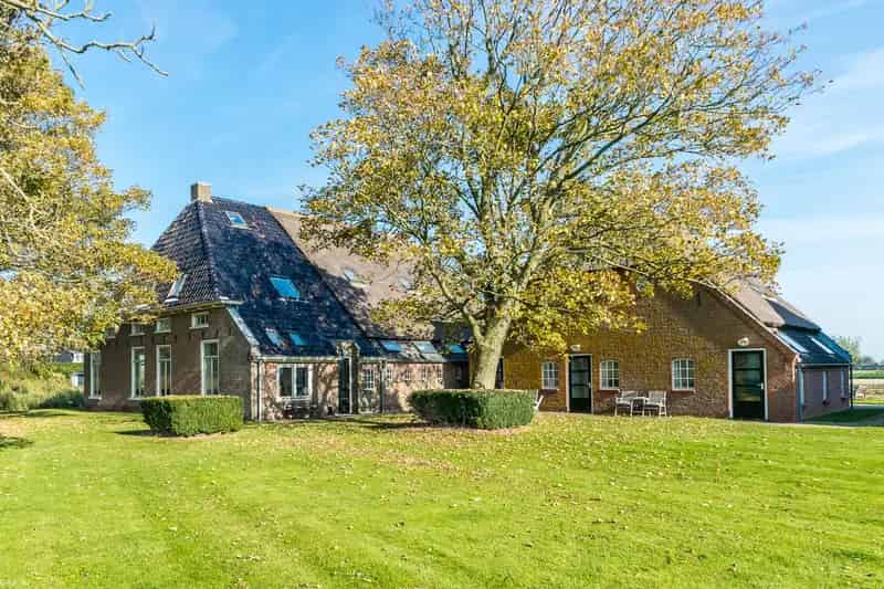 Woonboerderij met B&B aan de Waddenzee te koop