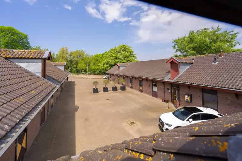 Wassenaar Hippische Locatie U Vormig Stallencomplex 31 Boxen Woning