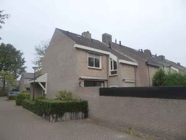 Ruime Hoekwoning nabij Centrum met Carport en Privacytuin