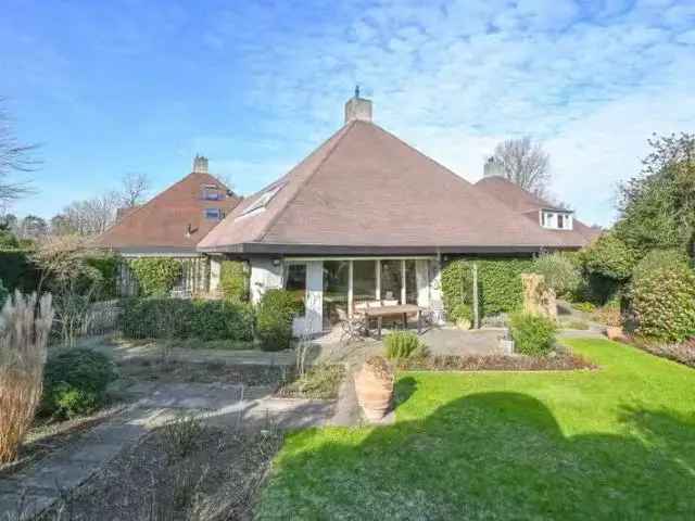 Zeer Royale Villa met Grote Tuin in Heemstede