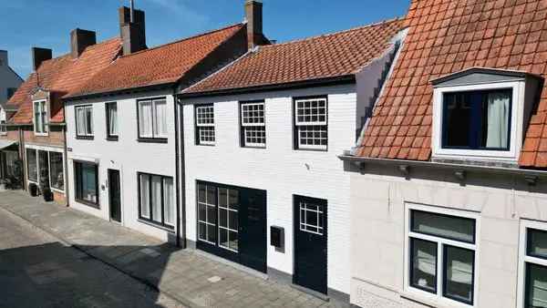 Te Koop: Charmante Gerenoveerde Tussenwoning met Prachtig Uitzicht