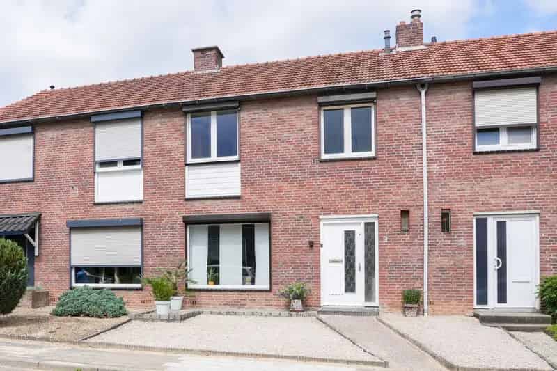 Instapklare Tussenwoning nabij Scholen en Winkels