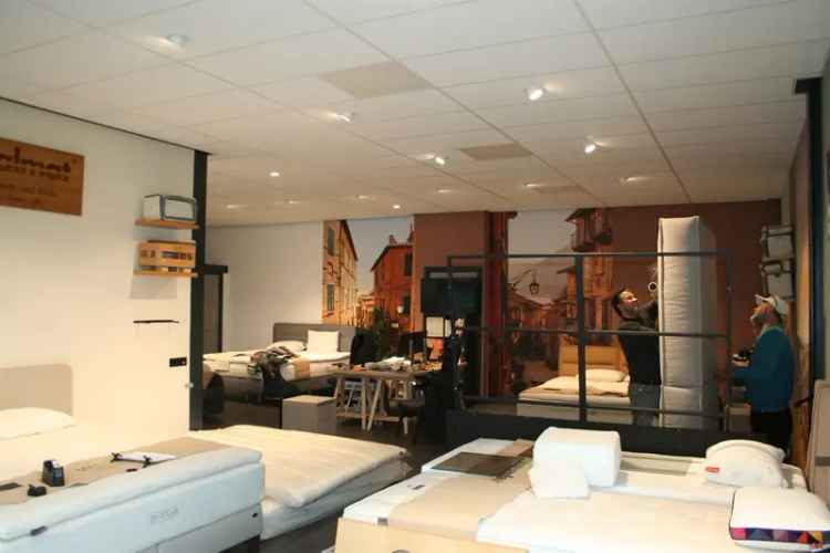 Showroom 105m2 begane grond hoekgelegen 2 units