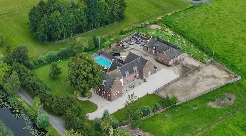Vrijstaande villa met 5 slaapkamers en zwembad nabij Naardermeer