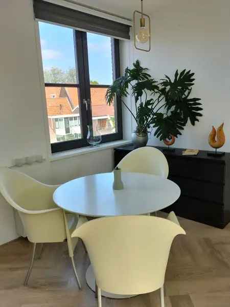 Te Huur: Gemeubileerd 3-kamer Tiny Penthouse Hoorn