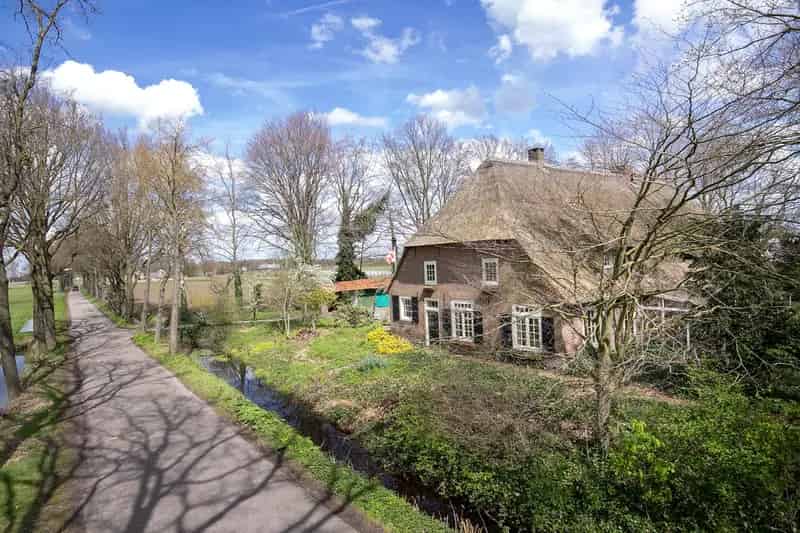 Karakteristieke Woonboerderij met Ruim Perceel