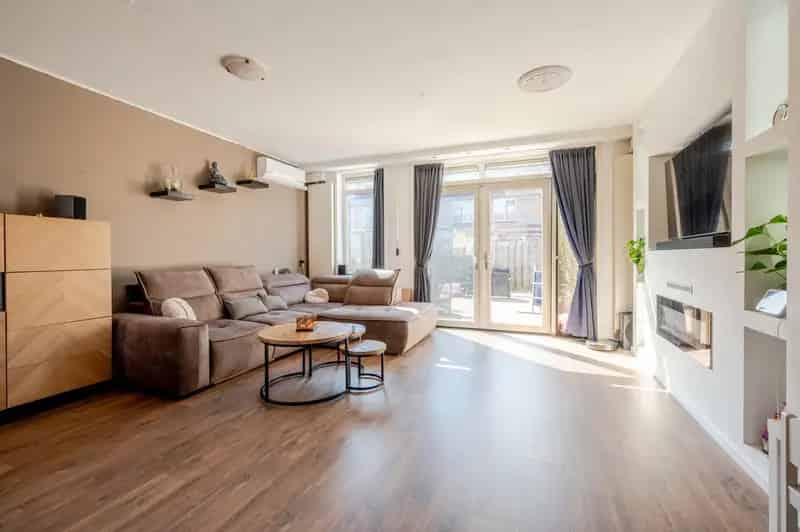 Te Koop Lelystad Horst 15: starterswoning 91m2 2 slaapkamers moderne badkamer