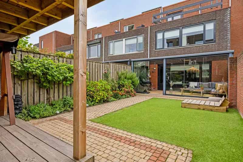 Ruime gezinswoning in Waalwijk met 4 slaapkamers en 9 zonnepanelen