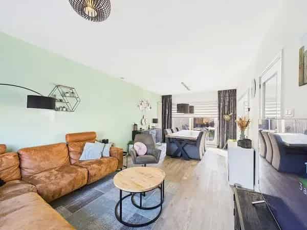 Tussenwoning Hoek 4 slaapkamers tuin zuiden garage berging