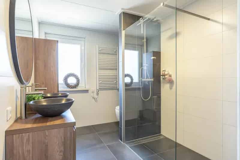 Gelijkvloerse Tweekapper Buchten: Modern, 3 slaapkamers, Garage, Tuin