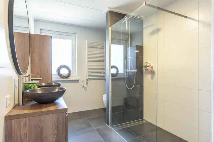 Gelijkvloerse Tweekapper Buchten: Modern, 3 slaapkamers, Garage, Tuin