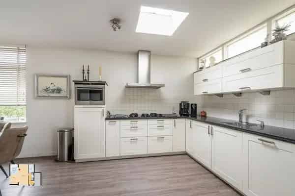Hoekwoning te koop Vlaardingen Ruime tuin Garage 3 slaapkamers